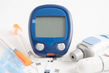Glukometre neşter ve test çubuğu diyabet için insan kan şekeri seviyesini ölçüyor.