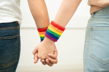 Gökkuşağı bilekliği takan Asyalı LGBT çifti..