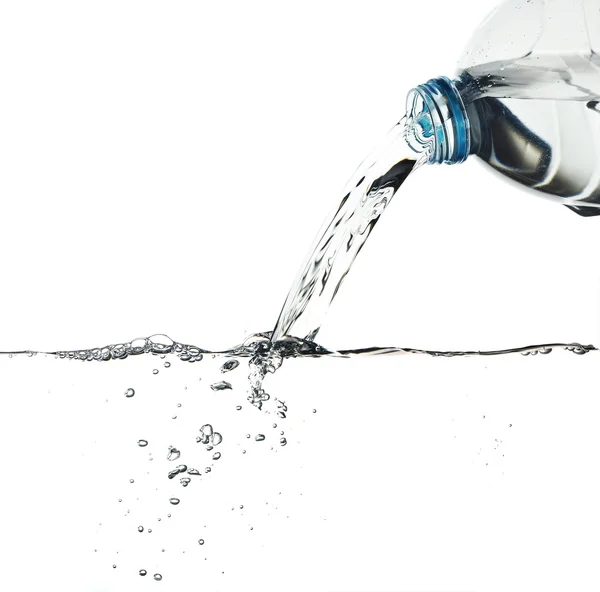 Wasser aus Wasserflasche gießen, mit Clipping-Pfad — Stockfoto