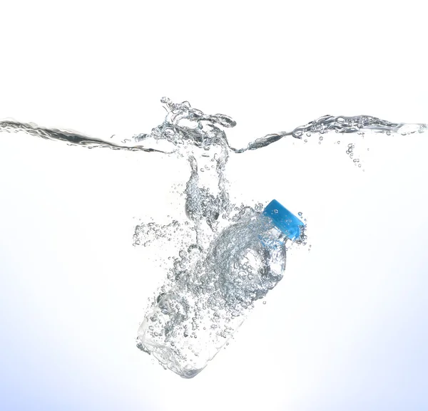 Flasche Wasser spritzt auf weißem Hintergrund — Stockfoto