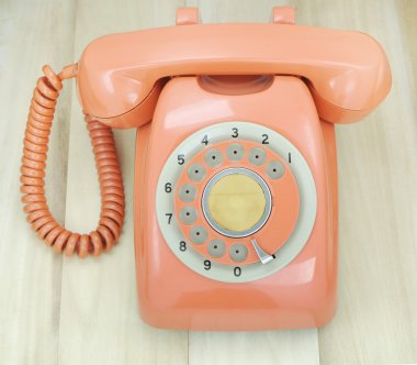 Ahşap masa üzerinde telefon vintage