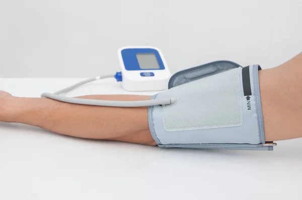 El hombre mide la presión arterial —  Fotos de Stock