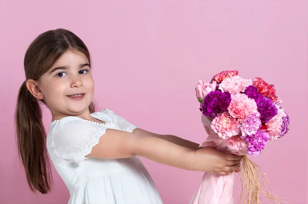 Jolie fille avec un bouquet de fleurs — Photo