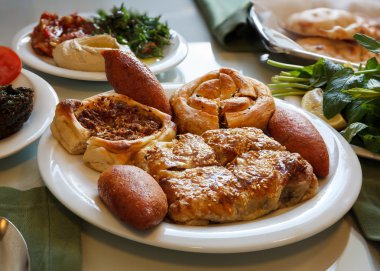 Çeşitli bureks, sebze ve otlar