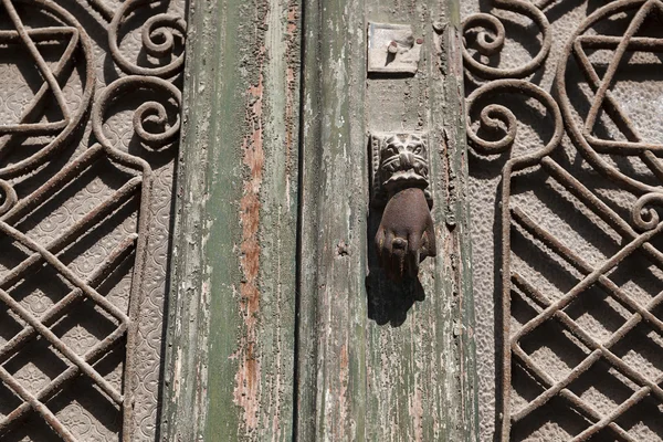 Hand vormige deur knocker — Stockfoto