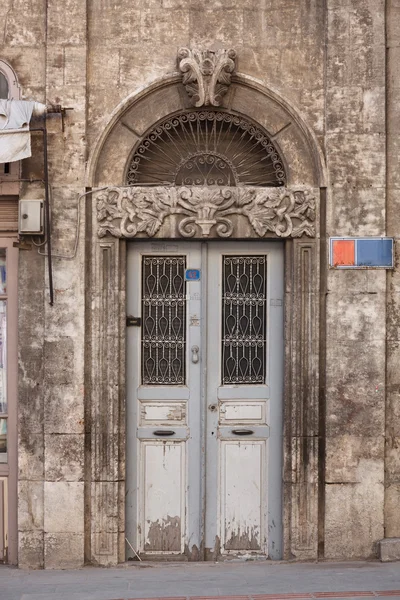 Tradiční dekorativní dveře — Stock fotografie