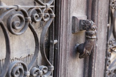 Bir el şeklinde kapı tokmağı