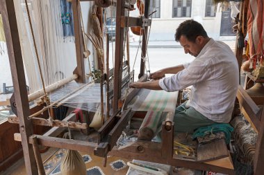 Weaver adam ipek dokuma