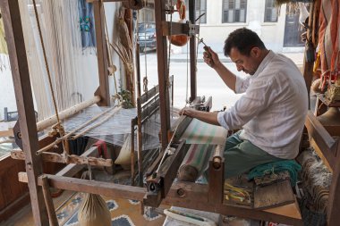 Weaver adam ipek dokuma