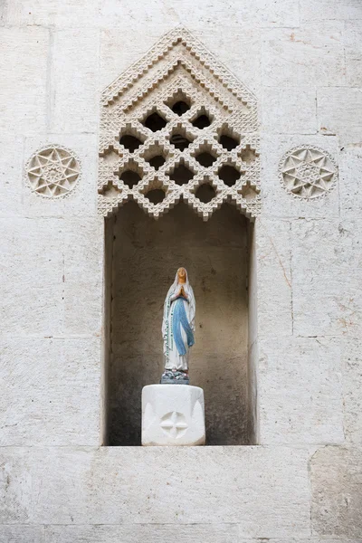 Statue of Madonna in wall alcove — Stock Photo, Image