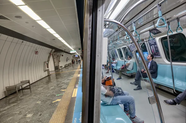 Istanbul Metro içte ve dışta — Stok fotoğraf