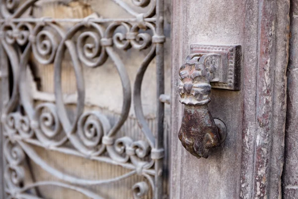 Deur knocker in de vorm van een hand — Stockfoto