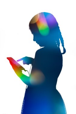 Genç kız siluet telefon ile