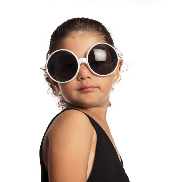 女孩戴着超大太阳镜 — 图库照片