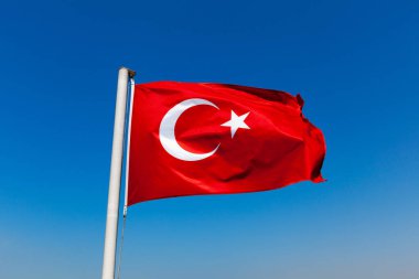 Mavi gökyüzü karşı Türk bayrağı