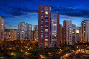 Gece yolculuğu arka planında daireler