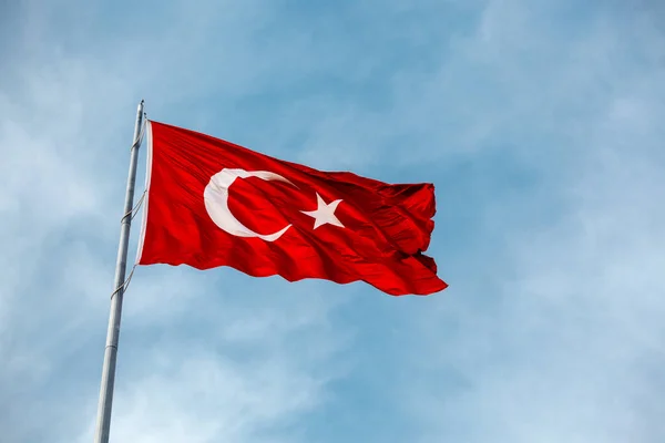 Турецький Прапор Проти Синього Неба — стокове фото