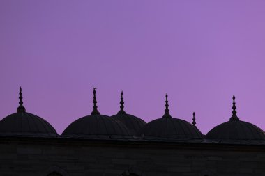 Minare siluetleri üzerinde mor gökyüzü