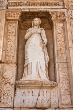Celsus Kütüphanesi'nde antik heykel