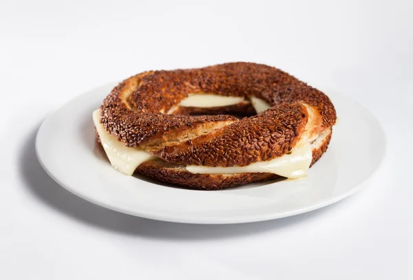 Simit (Turkse bagel) op wit bord — Stockfoto