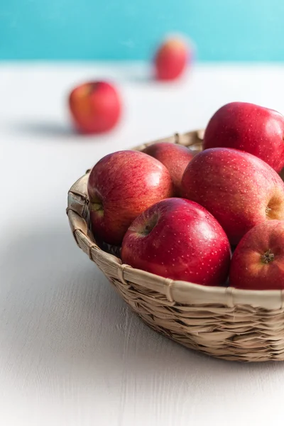 Pommes dans le panier de paille — Photo