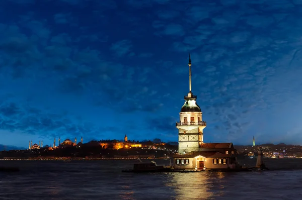 Torre das Donzelas à noite — Fotografia de Stock