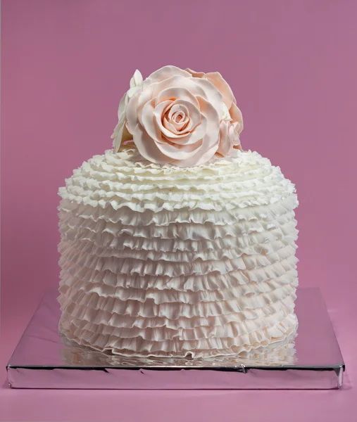 用玫瑰花的生日蛋糕 — 图库照片