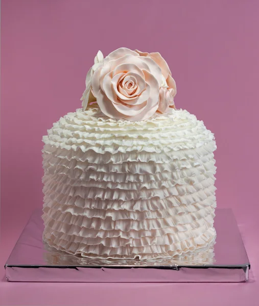 Bolo de aniversário com rosas — Fotografia de Stock