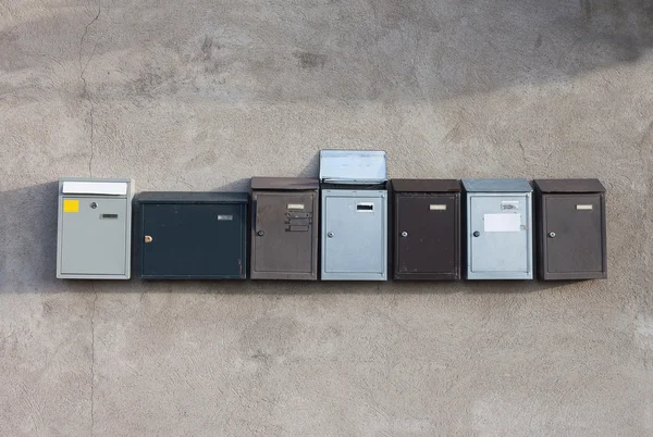 Olika färgglada postlådor — Stockfoto