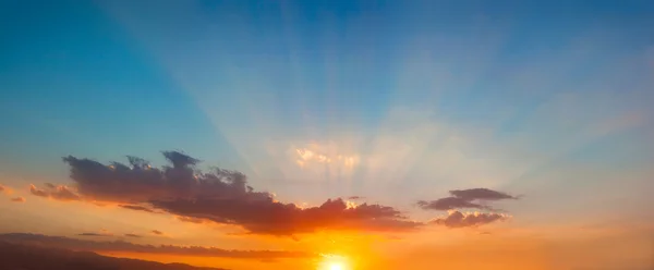 Закат с солнечными лучами — стоковое фото