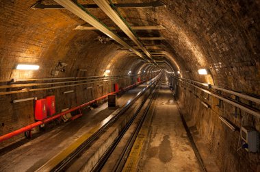 Eski metro tüneli
