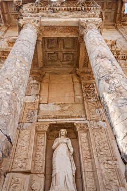 Celsus Kütüphanesi'nde antik heykel