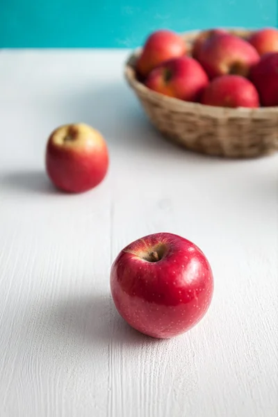 Яблоки в соломенной корзине — стоковое фото