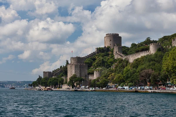 Zöld dombon Rumeli Castle — Stock Fotó