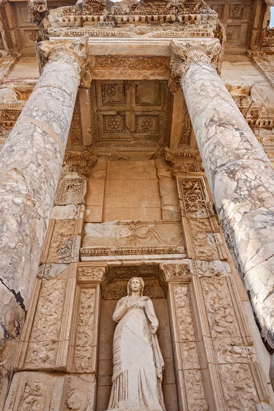 Oud standbeeld in de bibliotheek van Celsus — Stockfoto