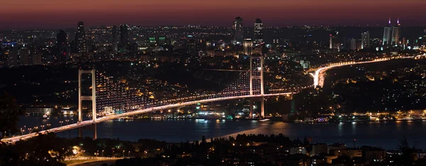 Босфорский мост ночью — стоковое фото
