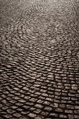 Gri kaldırım taşı döşeli yol