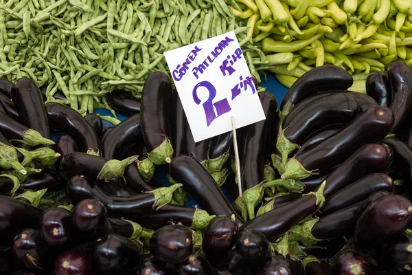 Hög med färska auberginer — Stockfoto