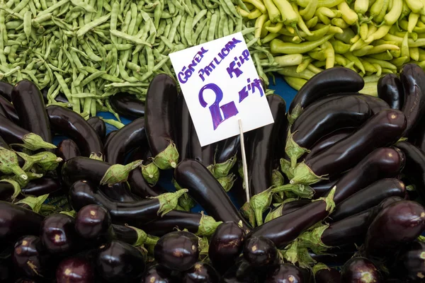 Pilha de beringelas frescas — Fotografia de Stock