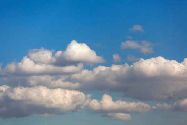 Cielo brillante con nubes —  Fotos de Stock