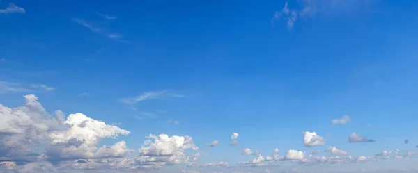 Céu brilhante com nuvens — Fotografia de Stock