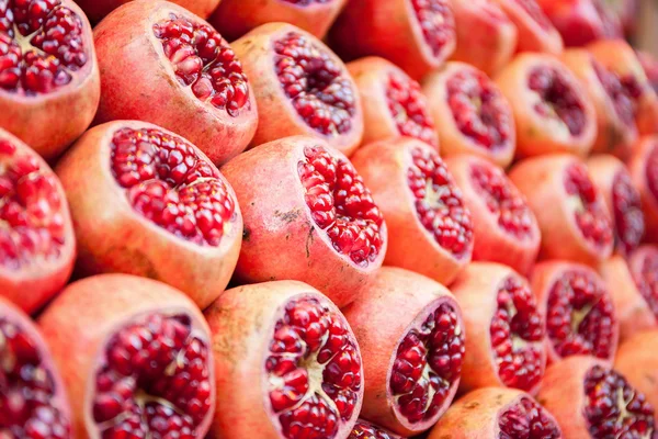 Reihen geschnittener Granatäpfel — Stockfoto