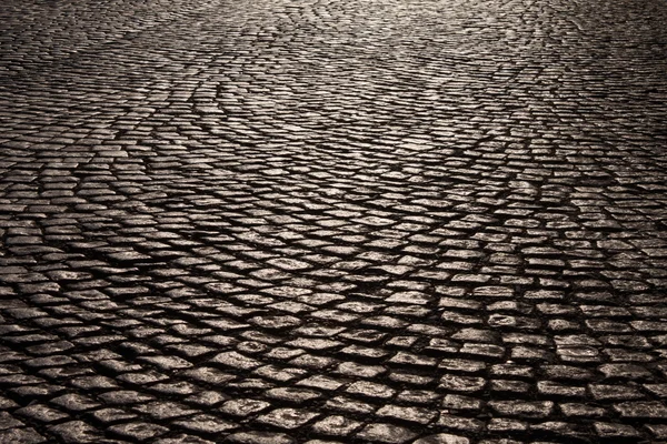 Gri kaldırım taşı döşeli yol