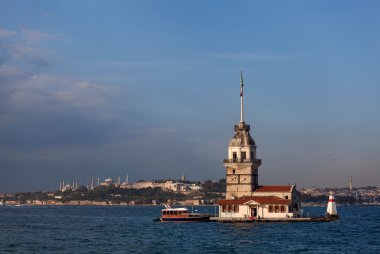 Güzel genç kızları kuleye bakış