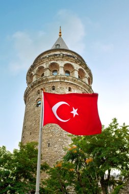 Galata Kulesi ve Türk bayrağı