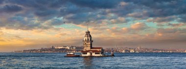 Güzel genç kızları kuleye bakış