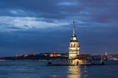 Güzel genç kızları kuleye bakış