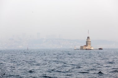 Güzel genç kızları kuleye bakış