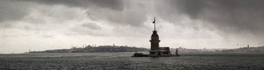 Güzel genç kızları kuleye bakış
