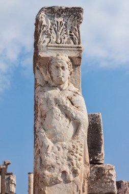 Heykel ile antik ayağı